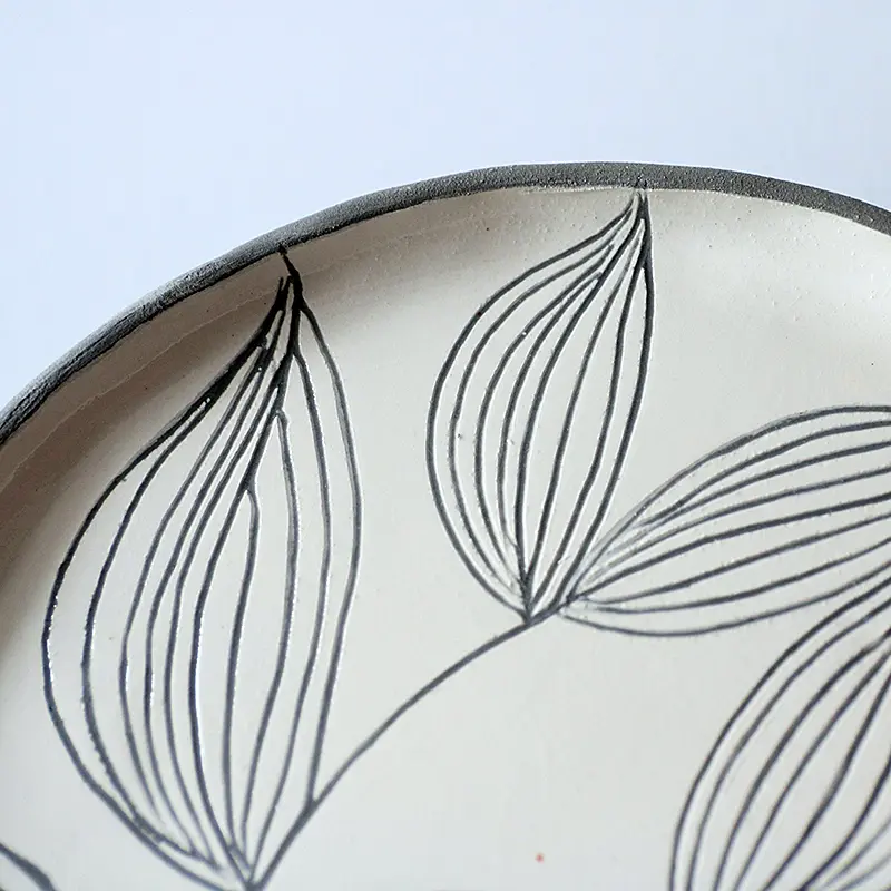 plato de porcelana decorado con hojas