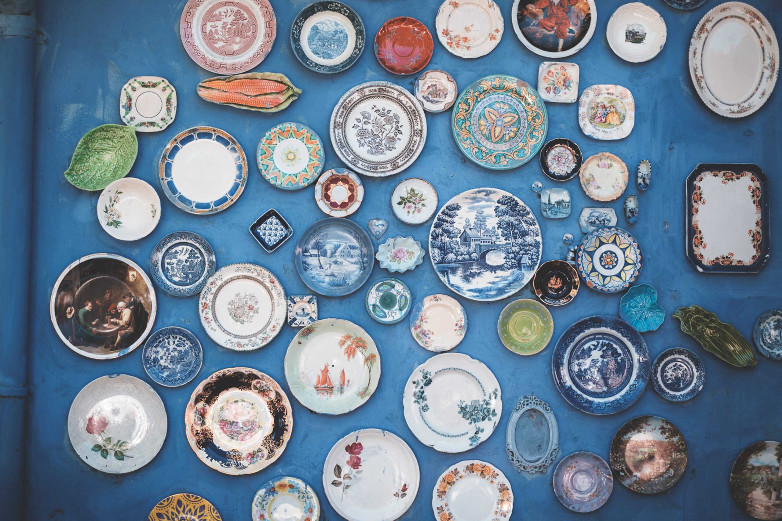 platos de porcelana sobre fondo azul